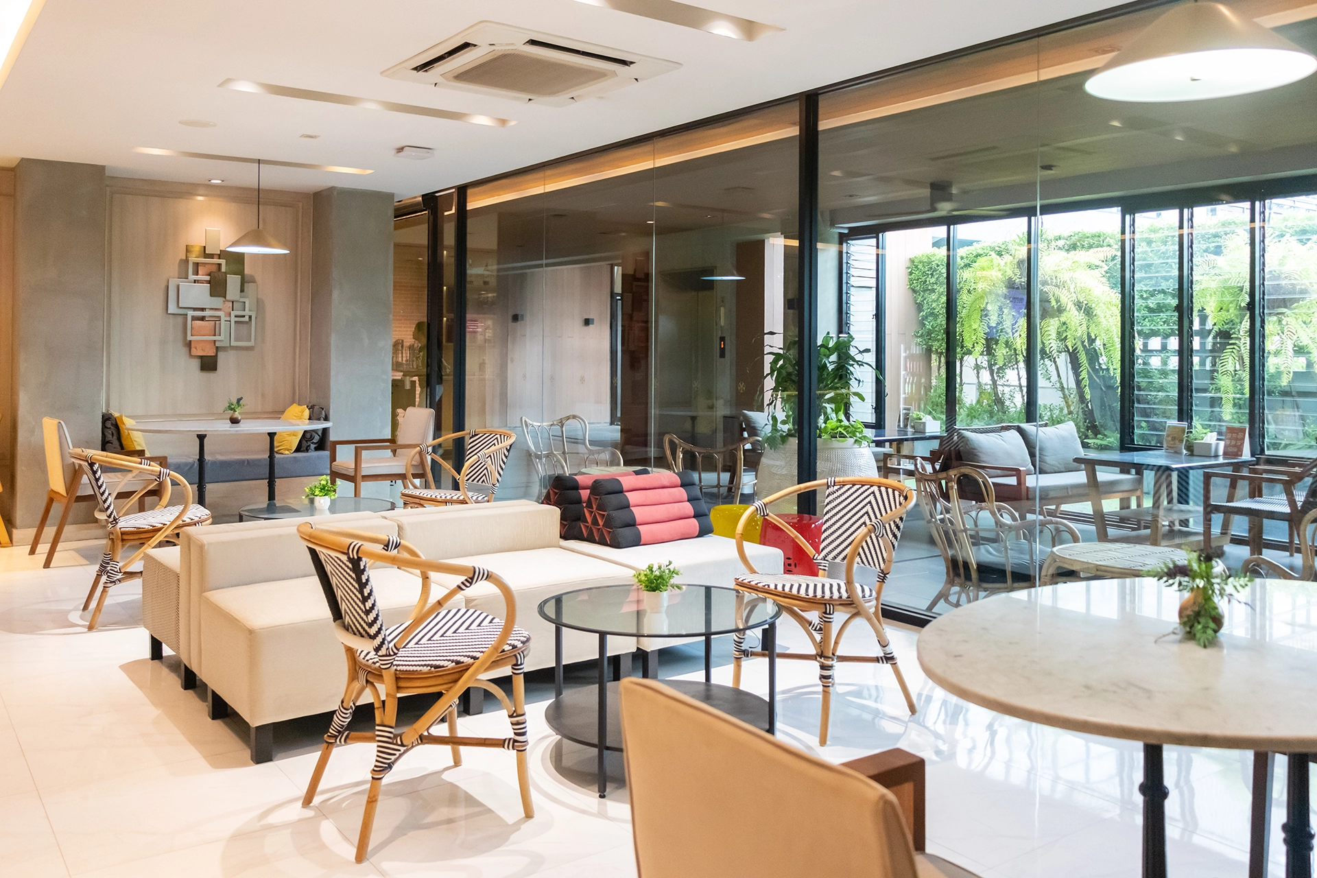 Yellow Café & Bar inside Koon Hotel