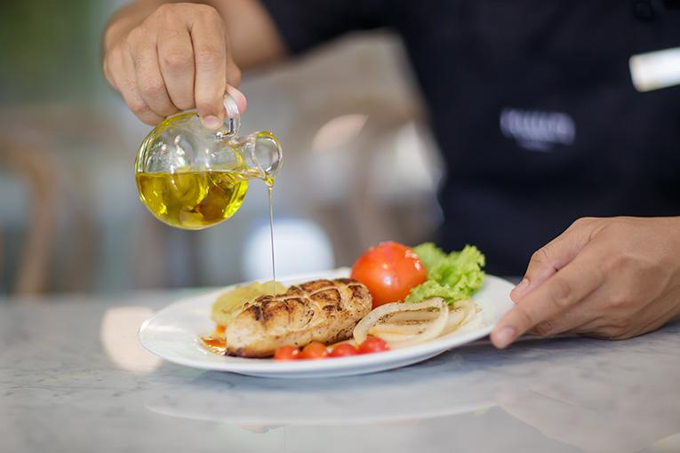 IN-ROOM DINING SERVICE